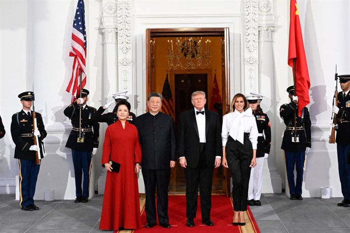 WASHINGTON, 24 de setembro de 2026  -- O presidente chinês Xi Jinping e sua esposa, Peng Liyuan, juntamente com o presidente dos EUA, Donald Trump, e sua esposa, Melania Trump, posam para uma foto em grupo durante um banquete de boas-vindas na Casa Branca