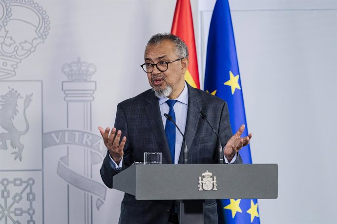 Archivo - El director general de la Organización Mundial de la Salud (OMS), Tedros Adhanom, durante una rueda de prensa con el presidente del Gobierno, Pedro Sánchez, en el Palacio de la Moncloa, a 12 de mayo de 2026, en Madrid (España). El encuentro tien