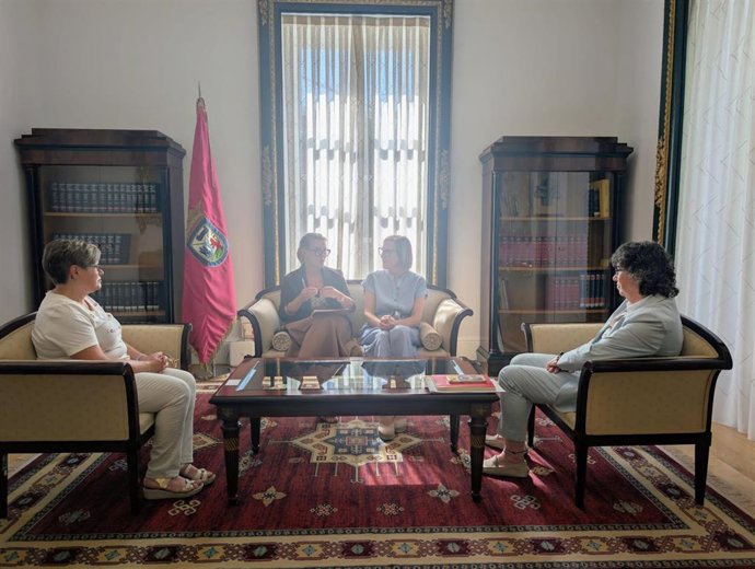 Recepción de las Juntas Generales de Álava a la nueva presidenta del Colegio Oficial de Farmacéuticos de Álav,