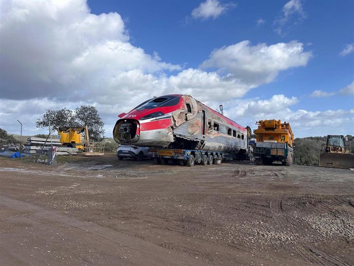 Archivo - Uno de los vagones del Iryo accidentado en Adamuz transportado por una grúa, a 23 de enero de 2026.