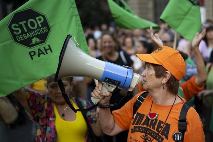 Decenas de personas durante una concentración en apoyo a Maricarmen.