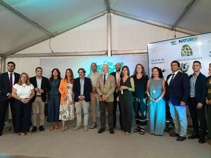 El director general de Turismo, Ignacio Sicilia (centro), con autoridades locales.