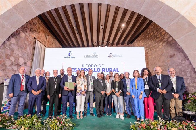 Foto de familia del II Foro de Desarrollo Rural celebrado este viernes en Sigüenza.