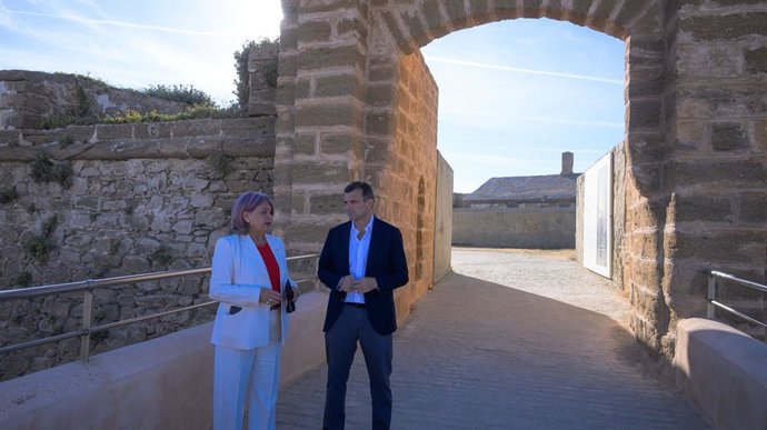 El alcalde de Cádiz, Bruno García, con la subdelegada del Gobierno, Blanca Flores, en el castillo de San Sebastián.