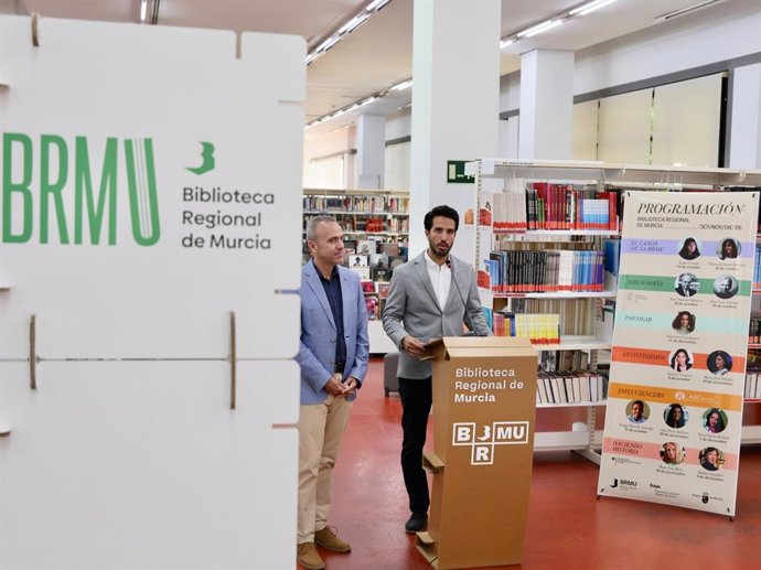 El Director General De Patrimonio Cultural, Patricio Sánchez, Junto Con El Director De La Biblioteca Regional De Murcia, Juan José Lara, Durante La Presentación De La Nueva Programación