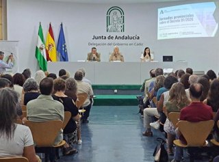Mercedes Colombo y José Loaiza en las jornadas sobre el decreto de la Junta para la agilización de la administración.