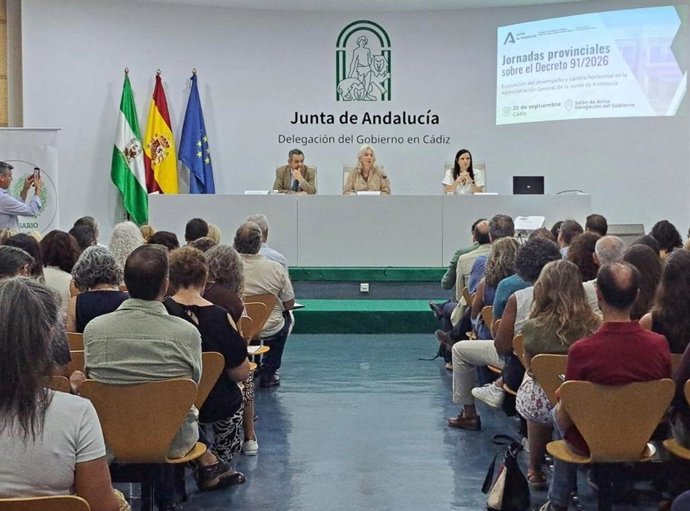 Mercedes Colombo y José Loaiza en las jornadas sobre el decreto de la Junta para la agilización de la administración.