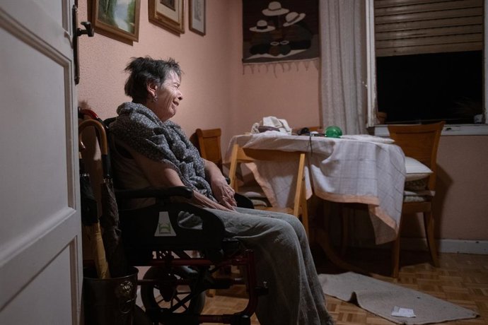 Maricarmen espera em casa para ver se o despejo será executado ou impedido, em 23 de setembro de 2026, em Madri (Espanha). Maricarmen, uma moradora de 87 anos do bairro madrilenho de Retiro, enfrenta nesta quarta-feira, dia 23, uma quarta e definitiva ten