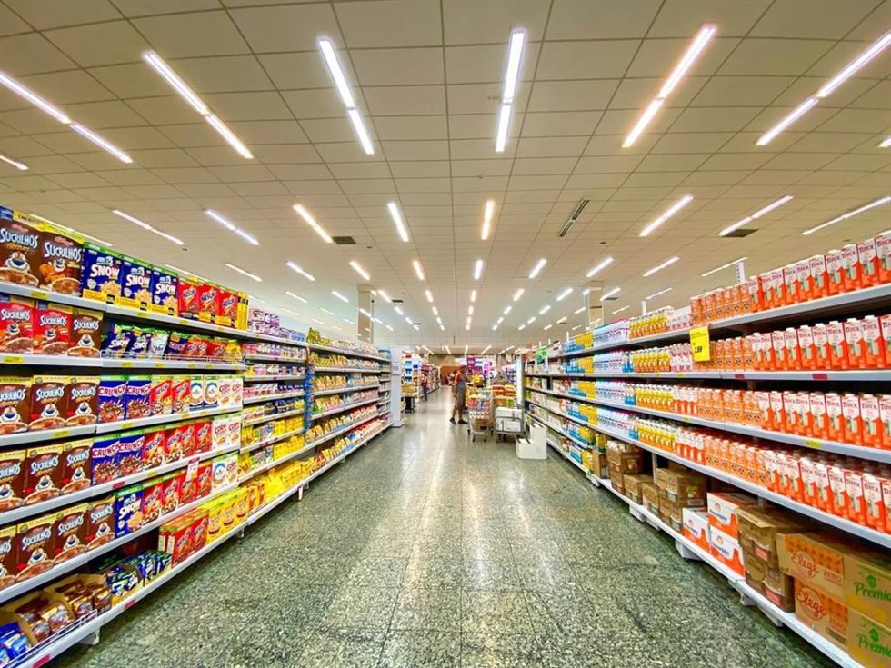 Archivo - Interior de un supermercado