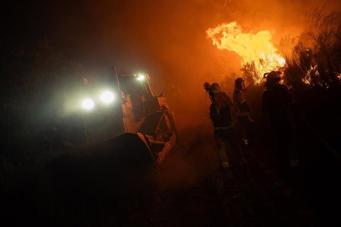 Varias personas trabajan en la extinción del fuego, a 24 de septiembre de 2026, en Calvos de Randín, Ourense, Galicia (España). La Consellería do Medio Rural ha declarado la Situación 2 en el incendio de Calvos de Randín (Ourense) como "medida preventiva"