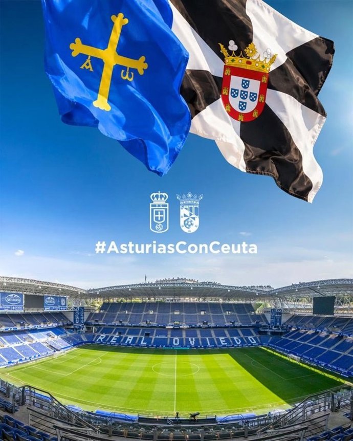 Cartel con las banderas de Asturias y de Ceuta sobre el Carlos Tartiere