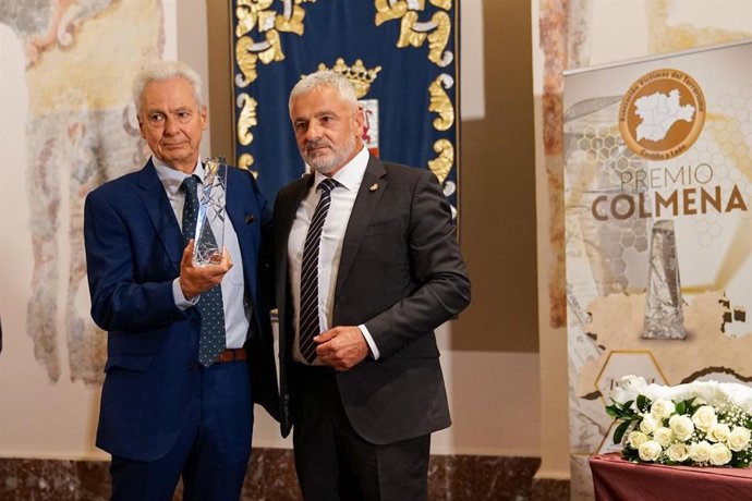 El exalcalde de Ermua Carlos Totorika recibe el galardón Colmena de la AVTCyL por su papel en la respuesta al terrorismo