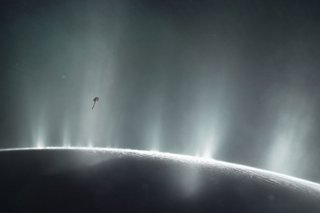 Archivo - La impresión de este artista muestra la nave espacial Cassini de la NASA volando a través de una columna de supuesta agua que brota de la superficie de Encelado, la luna de Saturno.