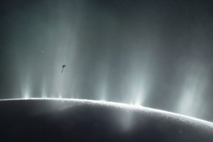 Archivo - La impresión de este artista muestra la nave espacial Cassini de la NASA volando a través de una columna de supuesta agua que brota de la superficie de Encelado, la luna de Saturno.