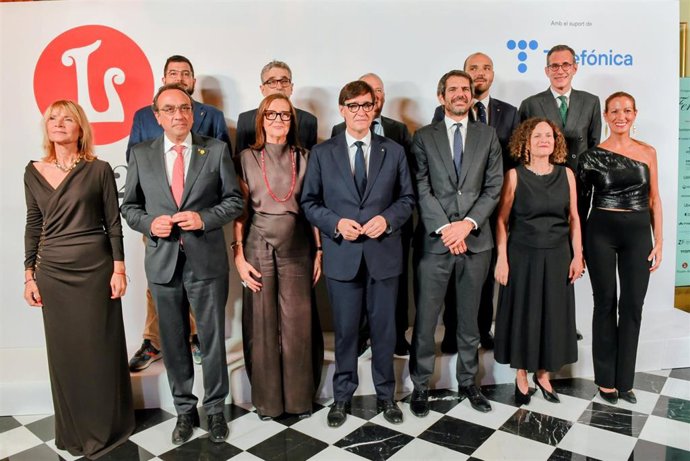 El presidente de la Generalitat, Salvador Illa (1 fila, c), el ministro de Cultura, Ernest Urtasun (1 fila, 3d), y la presidenta de la Fundació del Gran Teatre del Liceu, Helena Guardans (1 fila, 3i), durante el photocall de la temporada del Liceu