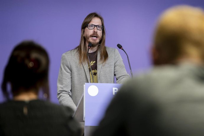 Archivo - El secretario de Organización y portavoz de Podemos, Pablo Fernández, durante una rueda de prensa en la sede de Podemos, a 18 de mayo de 2026, en Madrid (España).