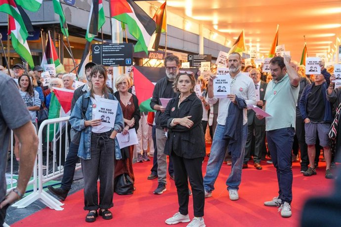 Concentración en San Sebastián de apoyo a los directores de la película 'Naza'