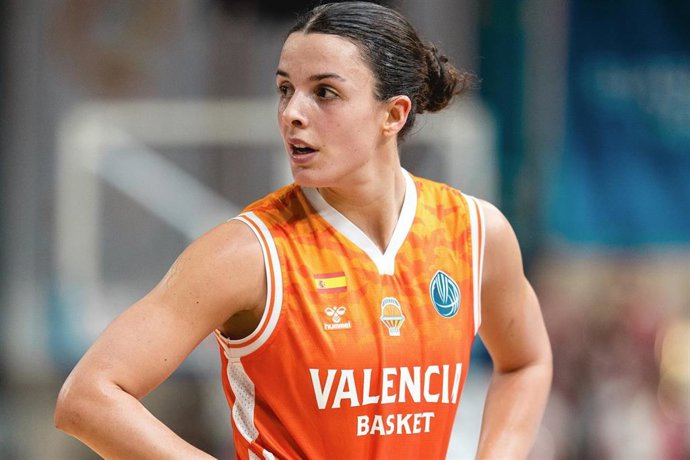 Elena Buenavida, en un partido con el Valencia Basket.