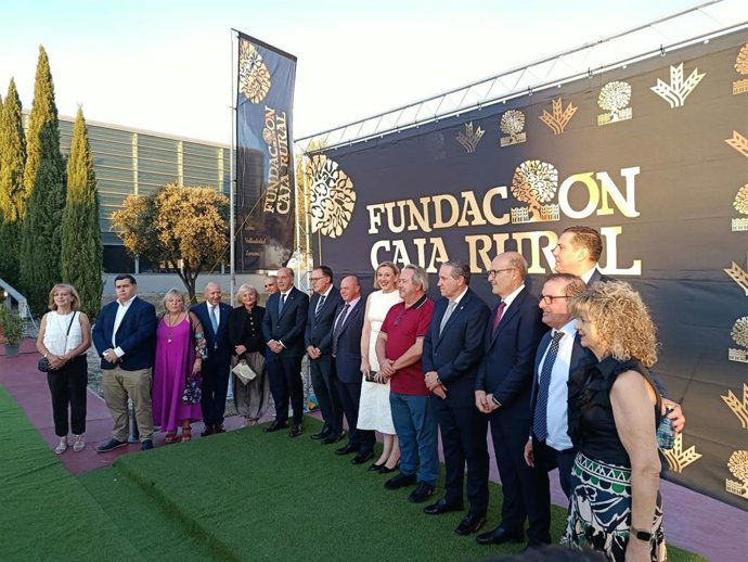 Foto de familia de las autoridades antes de la gala de la vigésimo novena edición de los Premios Caja Rural de Zamora