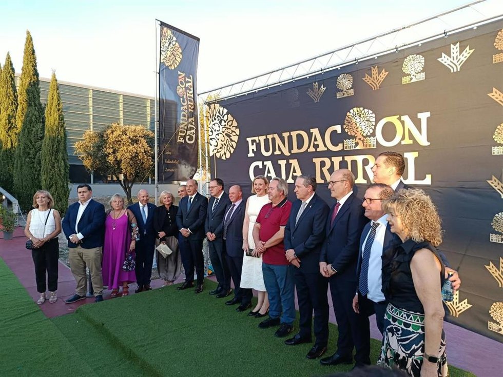Foto de familia de las autoridades antes de la gala de la vigésimo novena edición de los Premios Caja Rural de Zamora
