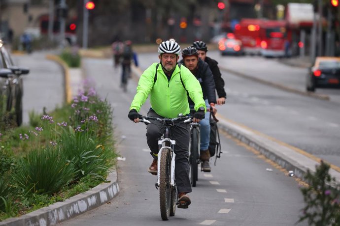 Santiago, 25 de Septiembre del 2026.  En conmemoración del Día Nacional Sin Auto, el gobernador de Santiago, Claudio Orrego, llega en bicicleta hasta Alameda con Portugal para participar en una activación ciudadana, que busca promover formas de