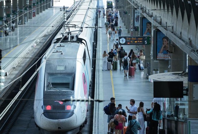Archivo - Viajeros en la estación de Santa Justa de Sevilla durante la jornada de huelga. A 31 de julio de 2026 en Sevilla (Andalucía, España).