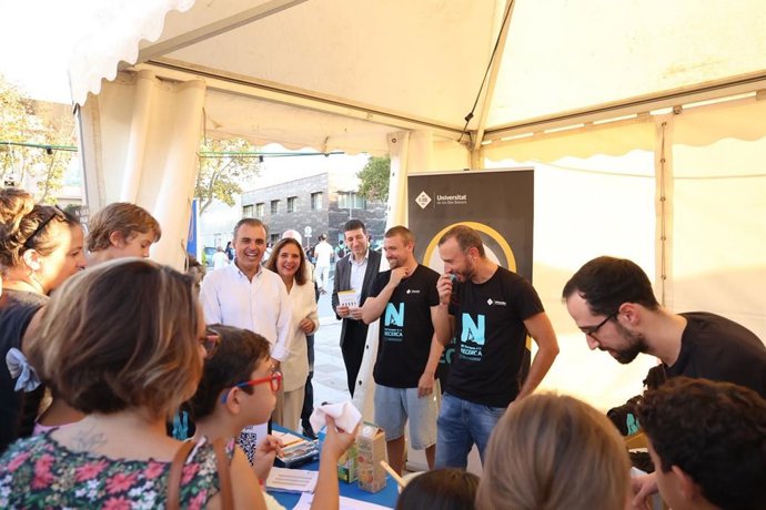 Varias personas acuden a un estand de la 'Nit de la Recerca' 2026.