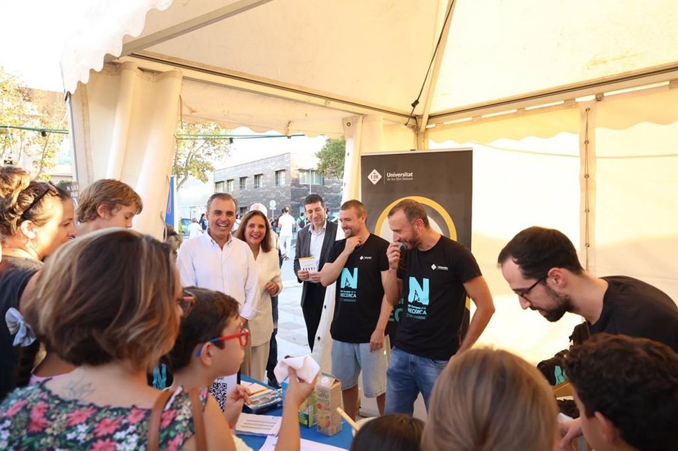 Varias personas acuden a un estand de la 'Nit de la Recerca' 2026.