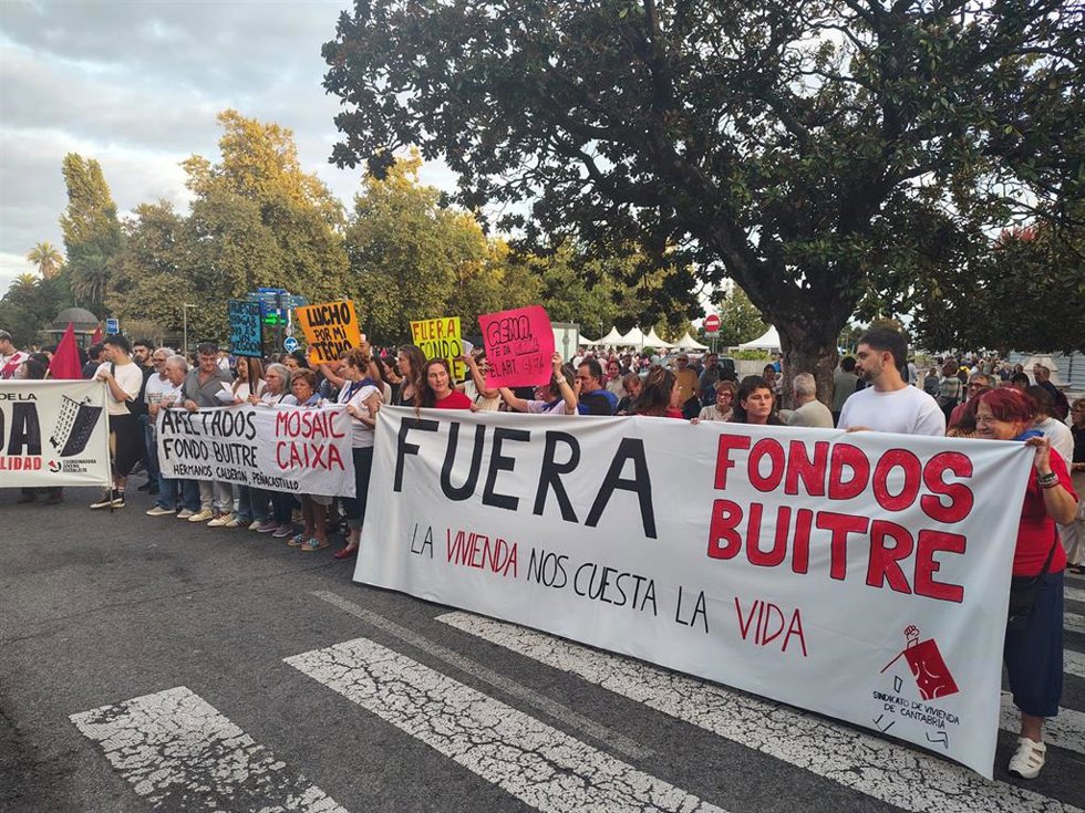 Más de 400 personas han salido a la calle por la vivienda y en contra de los fondos buitres