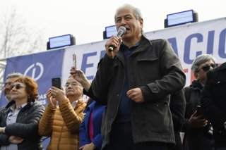 Valparaiso, 5 de junio 2025 El presidente del Colegio de Profesores, Mario Aguilar, durante el acto central en la Avenida Argentina tras la marcha de profesores en Valparaiso  Sebastian Cisternas/Aton Chile