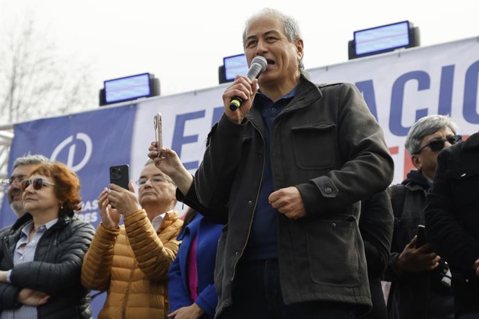 Valparaiso, 5 de junio 2025 El presidente del Colegio de Profesores, Mario Aguilar, durante el acto central en la Avenida Argentina tras la marcha de profesores en Valparaiso  Sebastian Cisternas/Aton Chile
