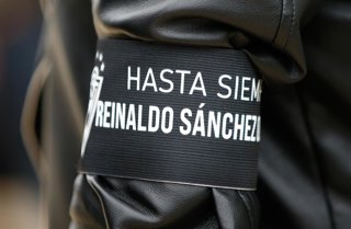 Con Con 25 de Septiembre de 2026  En el cementerio Parque del Mar de Con Con, se lleva a cabo el velorio de Reinaldo Sanchez, su hijo Luis Sanchez, recibe las condolencias de las distintas personas que concurren a dar el pésame.  Manuel Lema/ Aton Chile