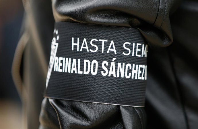 Con Con 25 de Septiembre de 2026  En el cementerio Parque del Mar de Con Con, se lleva a cabo el velorio de Reinaldo Sanchez, su hijo Luis Sanchez, recibe las condolencias de las distintas personas que concurren a dar el pésame.  Manuel Lema/ Aton Chile