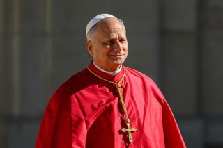 25 September 2026, France, Orly: Pope Leo XIV listens as France's President arrives at the Elysee Presidential Palace ahead of a meeting at the start of his four-day visit to France. Photo: Julien Mattia/Le Pictorium via ZUMA Press/dpa