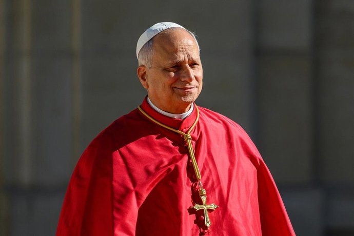 25 September 2026, France, Orly: Pope Leo XIV listens as France's President arrives at the Elysee Presidential Palace ahead of a meeting at the start of his four-day visit to France. Photo: Julien Mattia/Le Pictorium via ZUMA Press/dpa