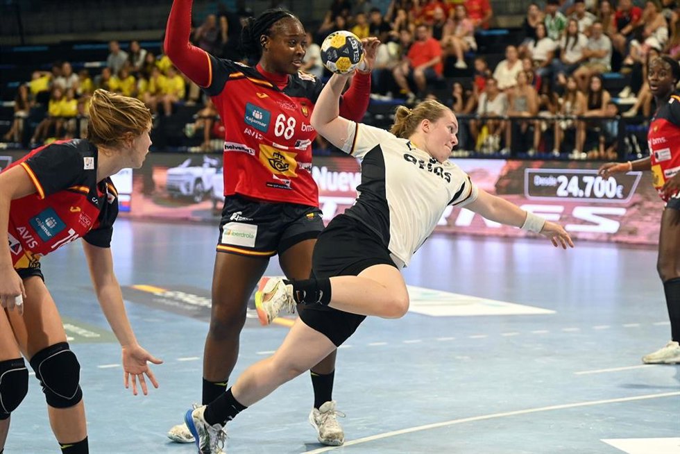Lyndie Tchaptchet, en un partido con la selección española de balonmano.