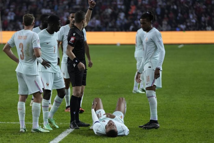 25 September 2026, Turkey, Kocaeli: France's Kylian Mbappe lies on the ground due to an injury during the UEFA Nations League soccer match between Turkey and France at Kocaeli Stadium. Photo: Tolga Uluturk/ZUMA Press Wire/dpa