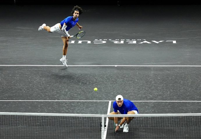 Carlos Alcaraz y Jakub Mensik, durante un partido de la Laver Cup.