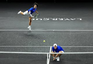 25 September 2026, United Kingdom, London: Team Europe's Carlos Alcaraz and Jakub Mensik in action during their men's doubles group stage match against Team World's Taylor Fritz and Alexander Bublik on day one of the Laver Cup tennis tournament at The O2.