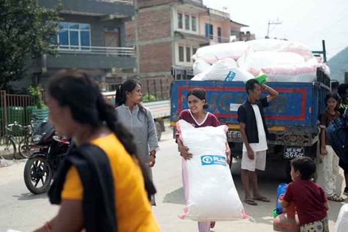 Plan International alerta de la falta de agua y escuelas en Nepal un mes después de la riada del río Bhote Koshi