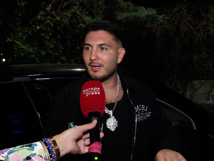 Omar Montes hablando con la prensa antes de su actuación en Villaviciosa de Odón