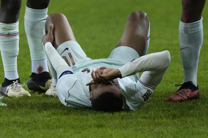 Kylian Mbappé se lesiona en el Turquía-Francia de la Liga de Naciones