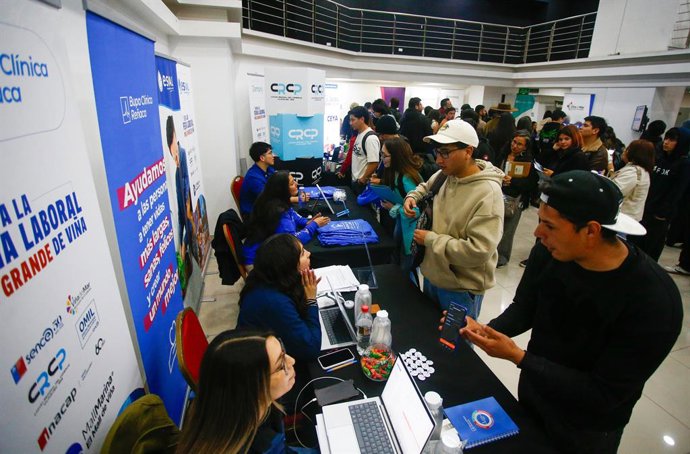 Viña del Mar 25 de Septiembre de 2026  Largas filas de personas se registran en el sector de 15 Norte en Vina del Mar, para poder acceder a la Feria Laboral de la Camara de Comercio Regional, que se desarrolla en el Mall Marina Arauco.  Manuel Lema/ Aton
