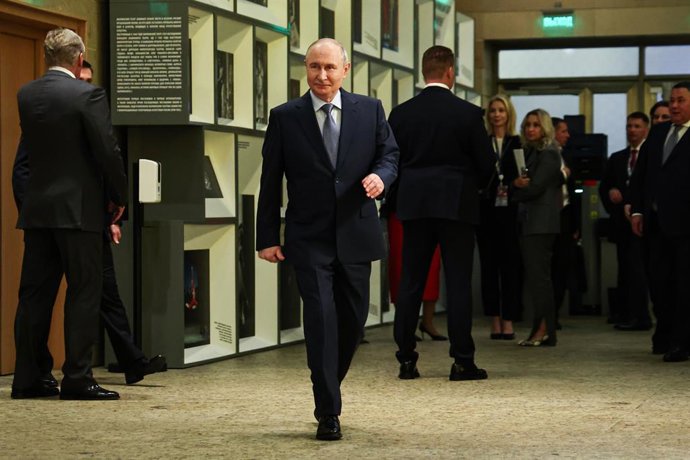 RÚSSIA, SÃO PETERSBURGO – 25 DE SETEMBRO DE 2026: Vladimir Putin, presidente da Rússia, comparece à coletiva de imprensa durante o Fórum Internacional das Culturas Unidas de São Petersburgo de 2026, no Edifício do Estado-Maior do Museu Estatal do Hermitag