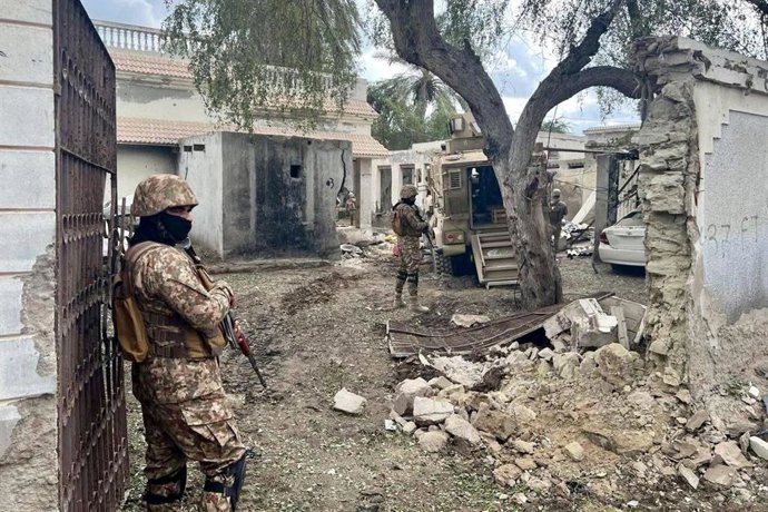 Archivo - (febrero de 2026) Las fuerzas de seguridad pakistaníes mantienen un estado de máxima alerta en Quetta, capital provincial de Baluchistán. Al menos 33 personas, entre ellas 15 miembros de las fuerzas de seguridad, perdieron la vida 