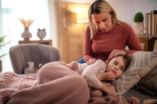 Archivo - Madre cuidando de su hija enferma.