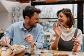 Foto: El sencillo (y reconfortante) gesto al comer que podría beneficiar a tu salud