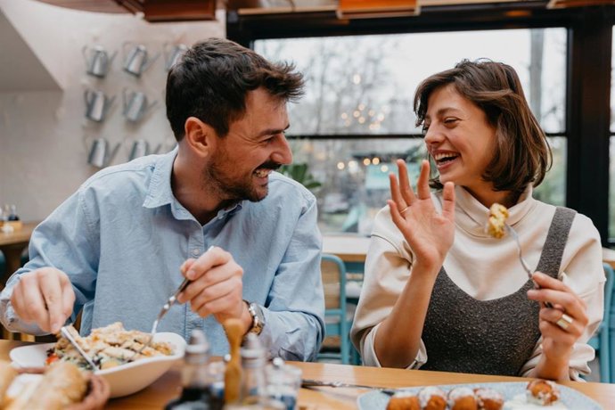 Archivo - Pareja comiendo en la cocina. Felices, felicidad, reír