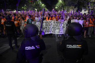 Decenas de personas frente a varios agentes de Policía Nacional durante una concentración frente al ático de Chamberí tras el desahucio de Maricarmen, a 23 de septiembre de 2026, en Madrid (España). Activistas antidesahucios de la Comunidad de Madrid han 