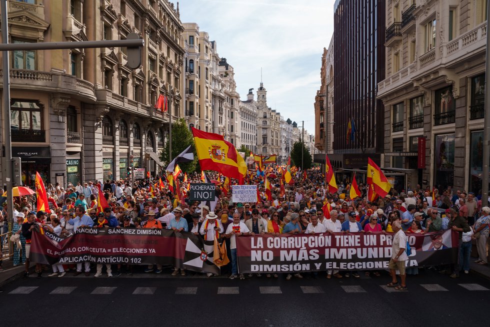 Cientos de personas portan pancarta con lema 'La corrupción tiene un precio. No más impunidad.